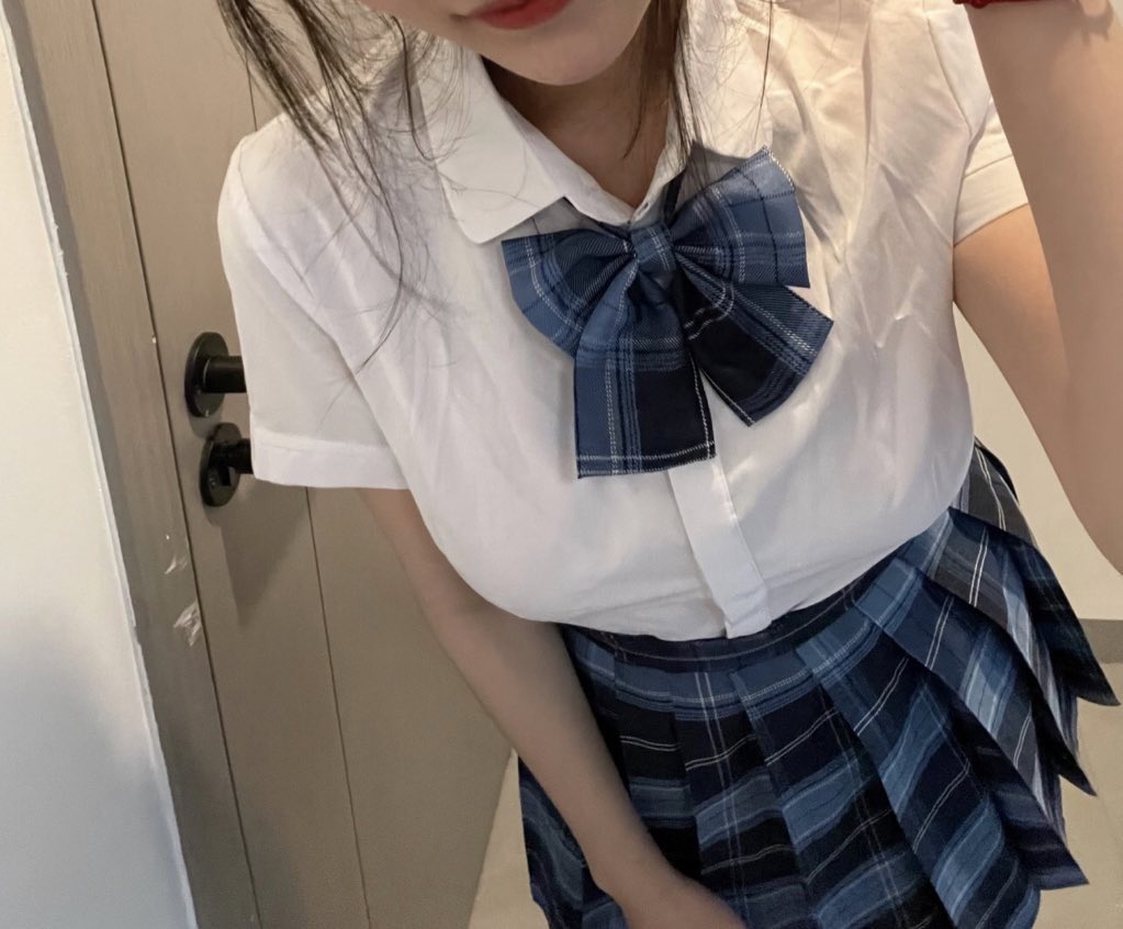 当媳妇穿上jk后更骚了，有种想把榨干的感觉，有单男愿意让我媳妇给榨干的么。