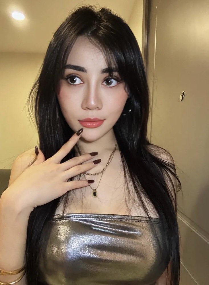 lebaran-lebaran gini aku masih padet jadwal having fun sama followerku kok, jadi emang cuma via video call aja silaturahmi sama papa mama di jogja ☺️☺️ jadi aku sebenernya tetap berbakti sama orang tua kok 🤭🤭 #sherlysexy #sherlypelayansex #sherlymenggairahkan #wanitapenghibur