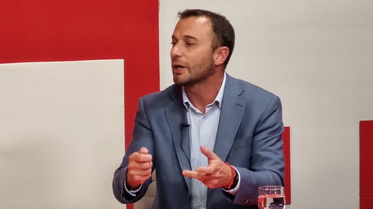 <a href="/DARIOMADILE/">Darío Madile</a> <a href="/GustavoSaenzOK/">Gustavo Sáenz</a> <a href="/jmedurand/">Emiliano Durand</a> .<a href="/DARIOMADILE/">Darío Madile</a>: "El proyecto de Uber se va trabajando en las distintas comisiones. El miércoles 9 de abril podríamos tenerlo en el recinto para debatirlo. Venimos trabajando hace 1 año la regulación de las aplicaciones de viajes. Es una realidad, todos usan las plataformas".