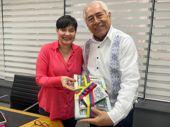 Hoy me reuní con la Ministra de Ciencia y Tecnología de Venezuela, Gabriela Jiménez. Coincidimos en la importancia de la ciencia y el humanismo mexicano como herramientas para la paz y el bienestar de nuestros pueblos. 🇲🇽🤝🇻🇪
 
<a href="/EmbamexVen/">Embamex Venezuela</a> 
<a href="/Claudiashein/">Claudia Sheinbaum Pardo</a> 
<a href="/SRE_mx/">Relaciones Exteriores</a> 
<a href="/lenindegyvesm/">Lenin De Gyves Montero</a>