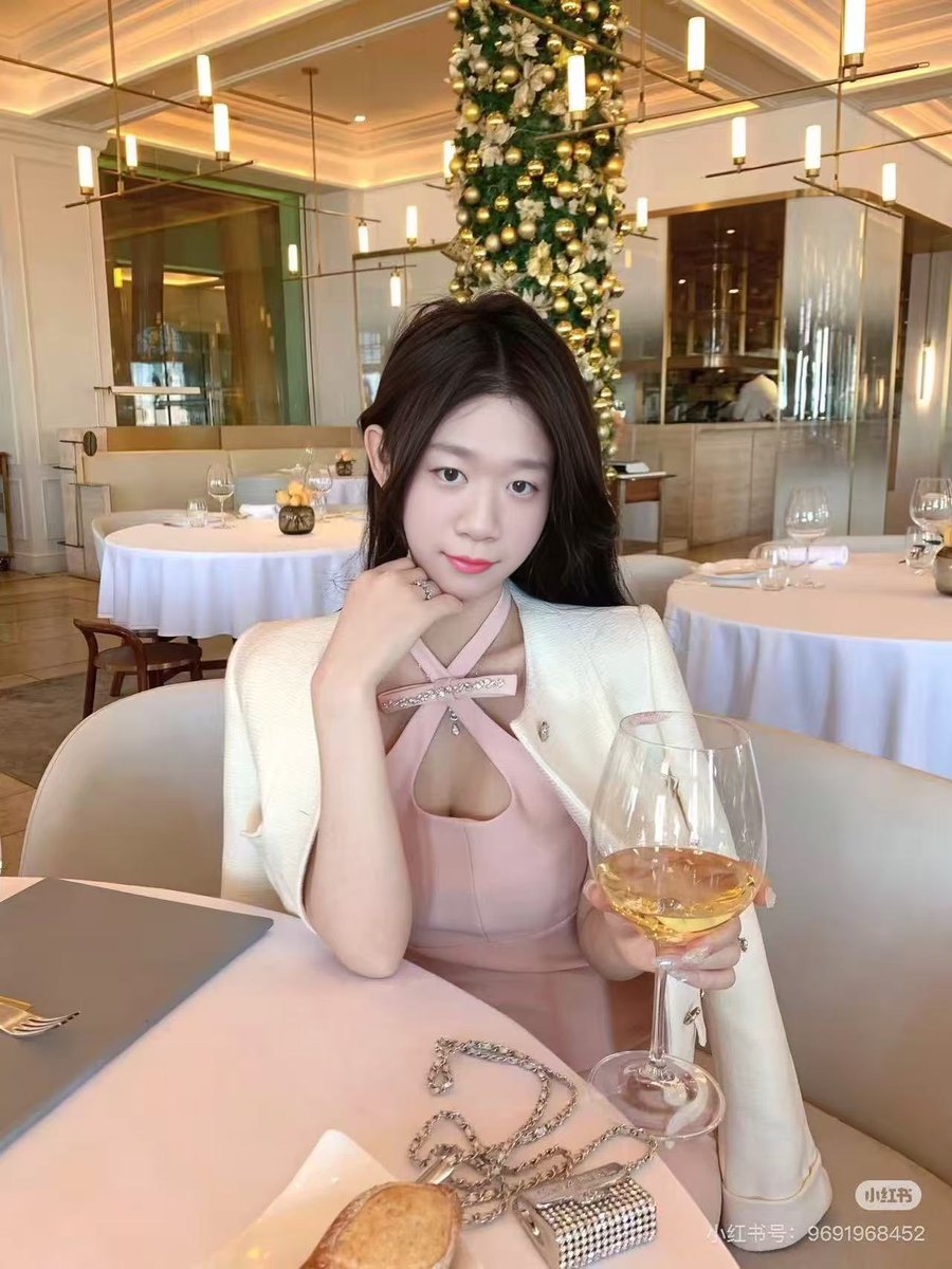 4sisterscctf's tweet photo. Didn’t even notice the bag in the shot… just here for the vibes and my $458 brunch #vibe #darling_daugheter https://t.co/x9Sxf3m0X8