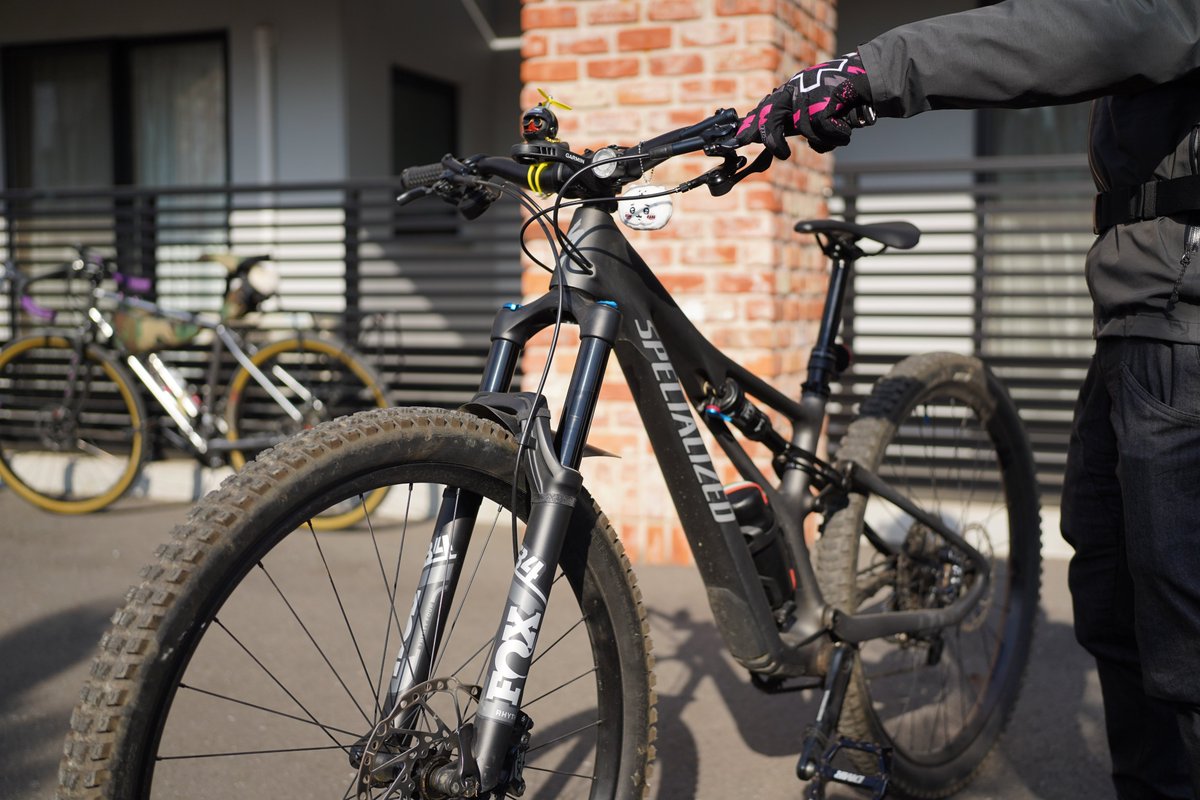 iriso_work's tweet photo. ロードバイクに、チャームやキーホルダーをつけると、さらに愛着が湧きます🚲

お気に入りのチャームでワンポイントをつけて写真を撮ってみるのも可愛いですね✨

https://t.co/oMEoCpzPVX https://t.co/NbcAyMi6zc