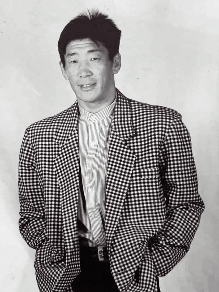 Энэ өдөр Амбий ахыг их үгүйлдэг болж. 2012 оны 08 сарын 12-нд аав мөнх бусыг үзүүлж, хэсэг хугацаанд бөөн л юм болов. Амбий ах хамгийн түрүүнд ирээд л, эмээ өвөө хоёрт мөргөөд хоёуланг нь тэврээд жигтэйхэн уйлж байсныг их санадаг,  их ч тус дэм болсон, дараа нь ах нь 2012 оны 09