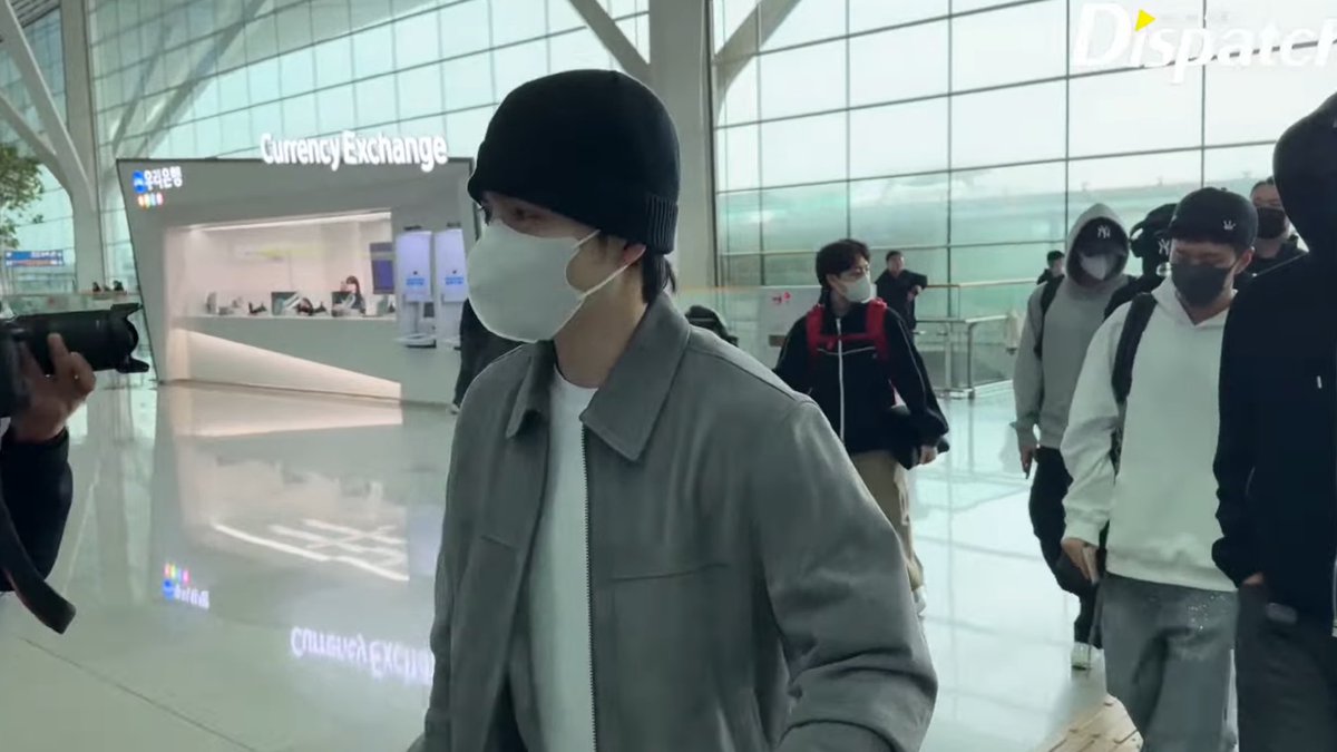 sounds_of_cheol's tweet photo. SEVENTEEN heading to mexico today. safe skies 🖤 https://t.co/iSK2zXryMG