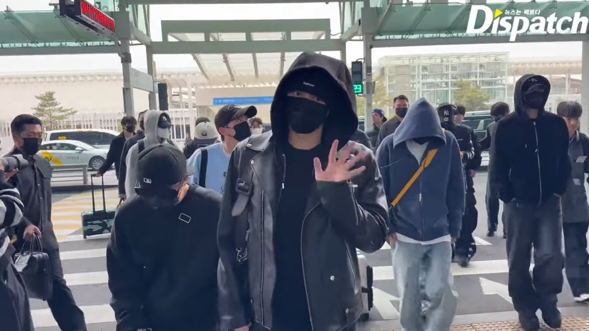 sounds_of_cheol's tweet photo. SEVENTEEN heading to mexico today. safe skies 🖤 https://t.co/iSK2zXryMG