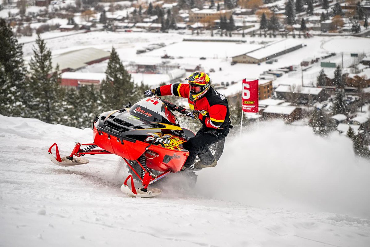 polarisjpn's tweet image. ツインパイプショックアブソーバーとトレーリングアームを纏ったスノーモービルが、雪上の王者の座へと猛然と駆け上がる！ 予選では、ブレット・ターコットとジャスティン・トーマスがその実力を見せつけ、1位と2位を独占。 #PolarisSnow #snowmobiles #vintageracing polarissnowmobile.jp