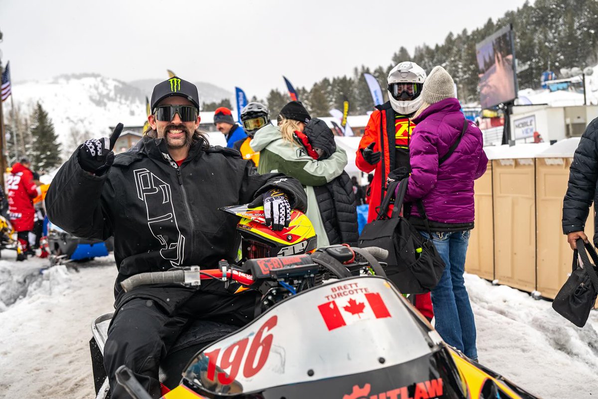 polarisjpn's tweet image. ツインパイプショックアブソーバーとトレーリングアームを纏ったスノーモービルが、雪上の王者の座へと猛然と駆け上がる！ 予選では、ブレット・ターコットとジャスティン・トーマスがその実力を見せつけ、1位と2位を独占。 #PolarisSnow #snowmobiles #vintageracing polarissnowmobile.jp