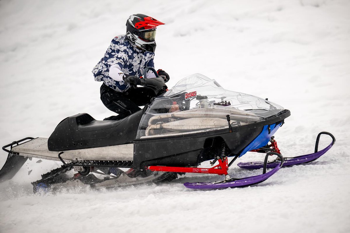 polarisjpn's tweet image. ツインパイプショックアブソーバーとトレーリングアームを纏ったスノーモービルが、雪上の王者の座へと猛然と駆け上がる！ 予選では、ブレット・ターコットとジャスティン・トーマスがその実力を見せつけ、1位と2位を独占。 #PolarisSnow #snowmobiles #vintageracing polarissnowmobile.jp