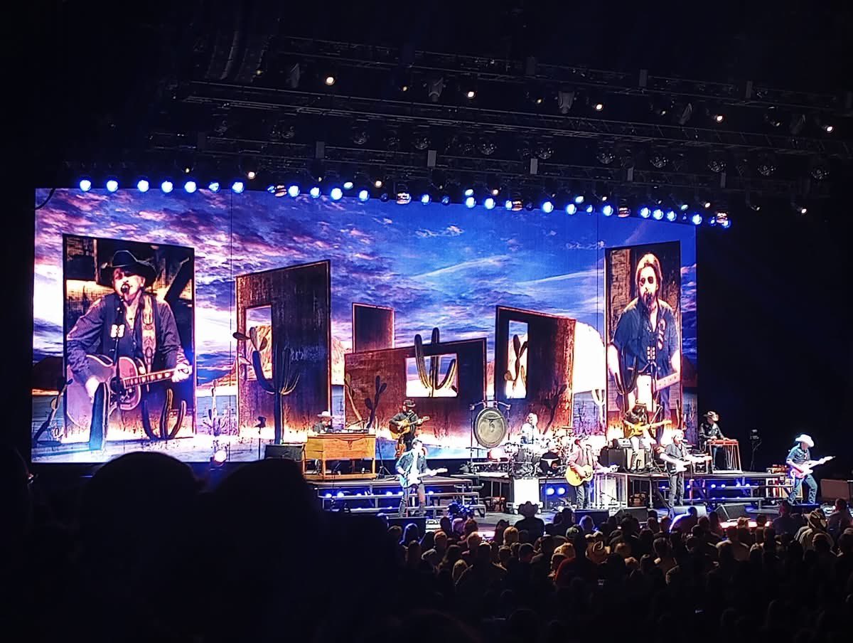 Had a great time watching <a href="/BrooksAndDunn/">Brooks & Dunn</a> and <a href="/davidleemurphy/">David Lee Murphy</a> at the Neon Moon Tour with this beauty