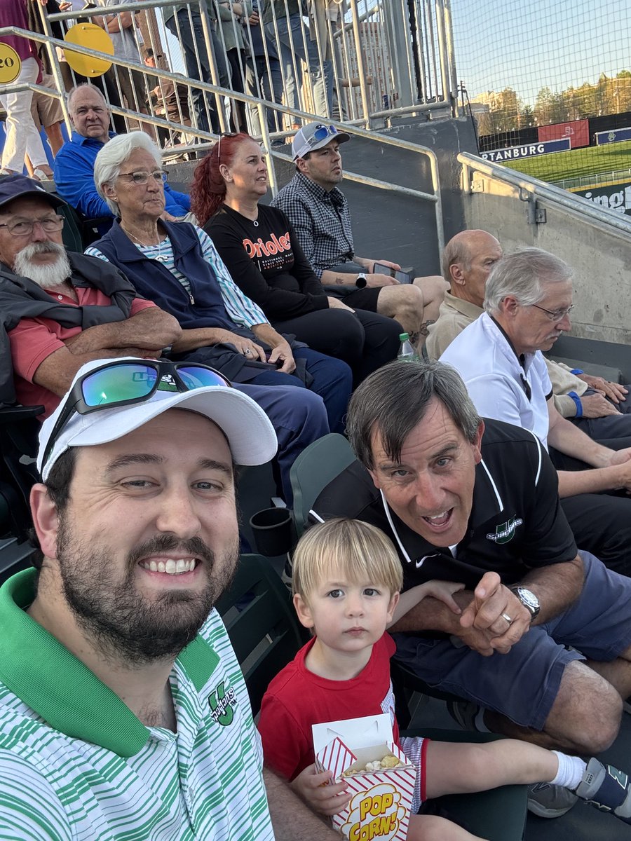 willmesimer's tweet photo. Great night at the ballpark! @Spartanburgers_ https://t.co/Ab2ClI1qLh