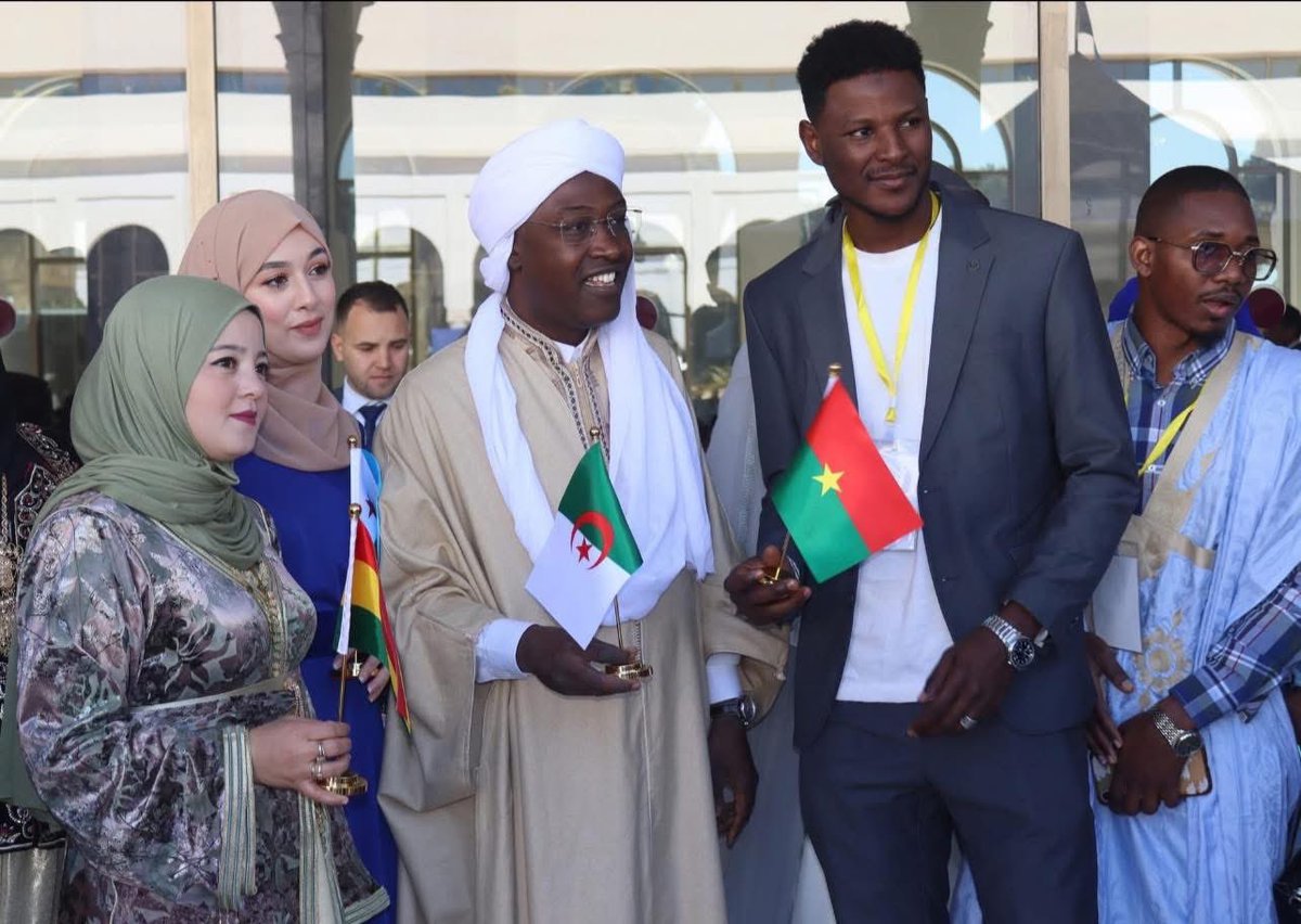 📌عيدكم مُبارك بعبق شَغف الشّباب الإفريقي:

"في مَوعِدٍ مُتجدِّدٍ مع الدبلوماسية الشّبابية، أبدع زملائي في المجلس الأعلى للشباب صبيحة أول أيام عيد الفطر المبارك، في تنظيم الطبعة الثانية من عيدية الطلبة الأفارقة الدارسين بالجزائر.