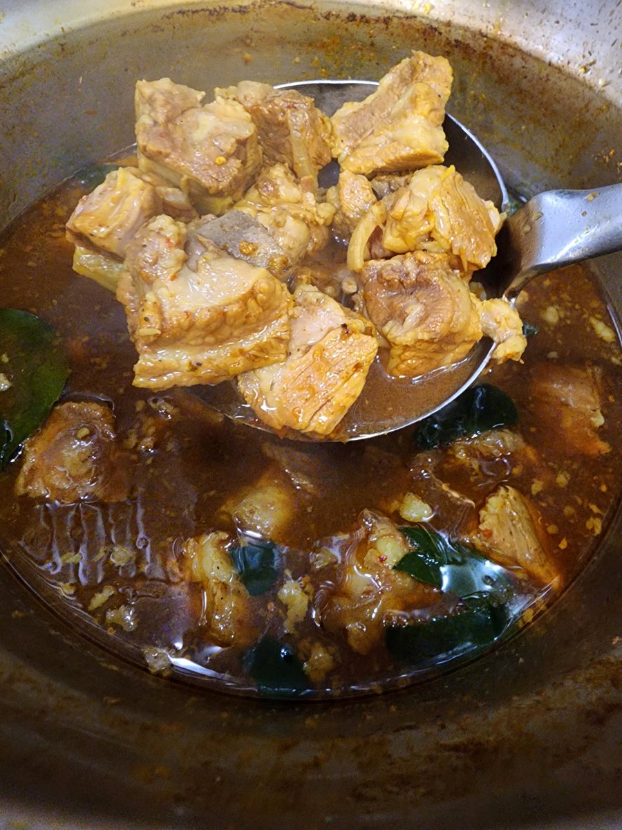 elephantjumps's tweet photo. Braised Pork Bone Curry
แกงกระดูกหมู (อย่างแกงใต้) 
3 hours braised pork cartilage &amp; pork bone is really tender and satisfaction. You can chew the soft white bone with meat effortlessly. The fragrances of the curry sauce formed a bold shape around the cut of pork and white rice https://t.co/CEdO82ebZz