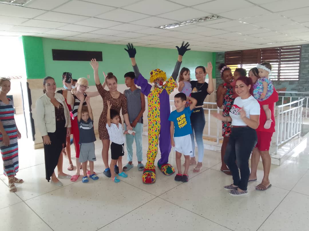 La UJC realiza, en el marco de las actividades por los aniversarios de la #UJCuba y #OPJM,  una bonita actividad en la sala de pediatría del Policlínico en #FreyreLaTierraMásHermosa, junto a los muchachos de Mentes Callejeras y jóvenes que integran Proyectos de Desarrollo Local