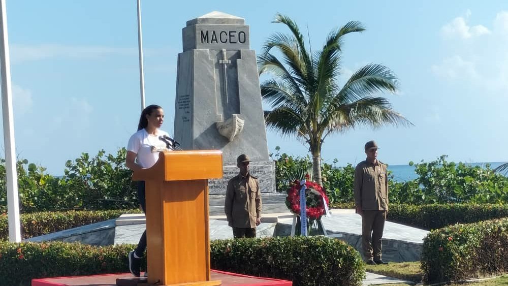 Hace 130 años por #Duaba
desembarcaron Maceo y un puñado de mambises. Nuestro  Presidente <a href="/DiazCanelB/">Miguel Díaz-Canel Bermúdez</a> rememora la fecha, intercambiando con jóvenes comprometidos con la Patria. #CubsViveEnSuHistoria
#MujeresEnRevolución