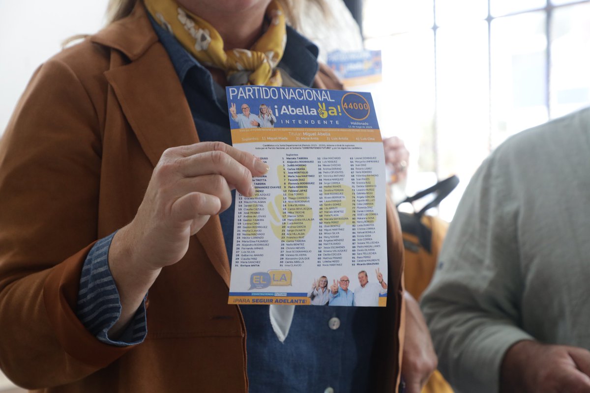 Con gran emoción y unión junto a MIGUEL ABELLA y a los compañeros del Sublema CONSTRUYENDO FUTURO, presentamos en la Junta Electoral, a nuestra querida LISTA 44000 !
Pronto estaremos repartiendola con mucho cariño, porque es el fruto del trabajo y la esperanza!
PRESENTE LA 44000