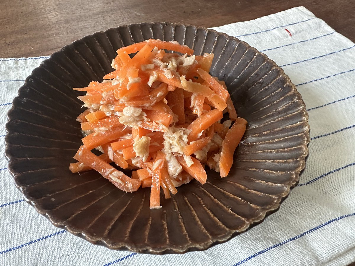 syunkon0507's tweet photo. 【やみつきツナにんじん】🥕

いつもあっという間になくなるしこれでご飯いけます。お弁当のおかずにも！

①にんじん1本(150g)は細切りにし耐熱容器に入れツナ1缶の油をかけふわっとラップをかけ3分チン

②ツナの身、顆粒鶏ガラ小1/2、めんつゆ(濃縮2倍)小2で和える https://t.co/bGkBTYSaCc