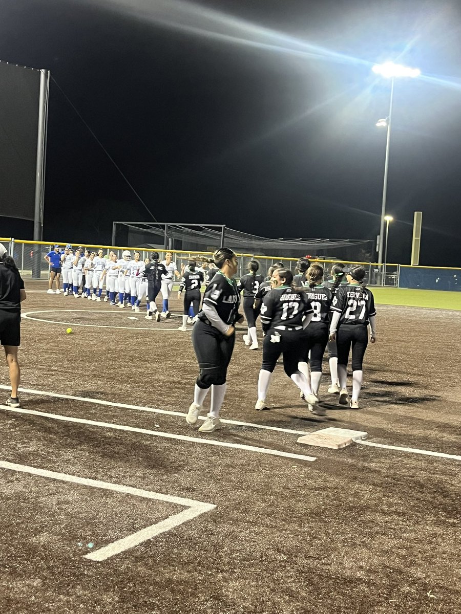 Big W!! #Hornsup 🤘🏼🤘🏼🤘🏼 <a href="/phsmavsoftball/">Pearsall Lady Maverick Softball 🤘🥎</a>