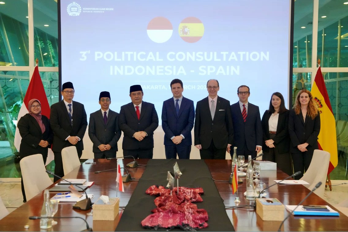 España e Indonesia celebraron en Yakarta la tercera edición de sus Consultas Políticas, reafirmando su compromiso de fortalecer la relación bilateral. El encuentro sirvió para estrechar la colaboración en diversas áreas tales como economía, cultura y sostenibilidad.