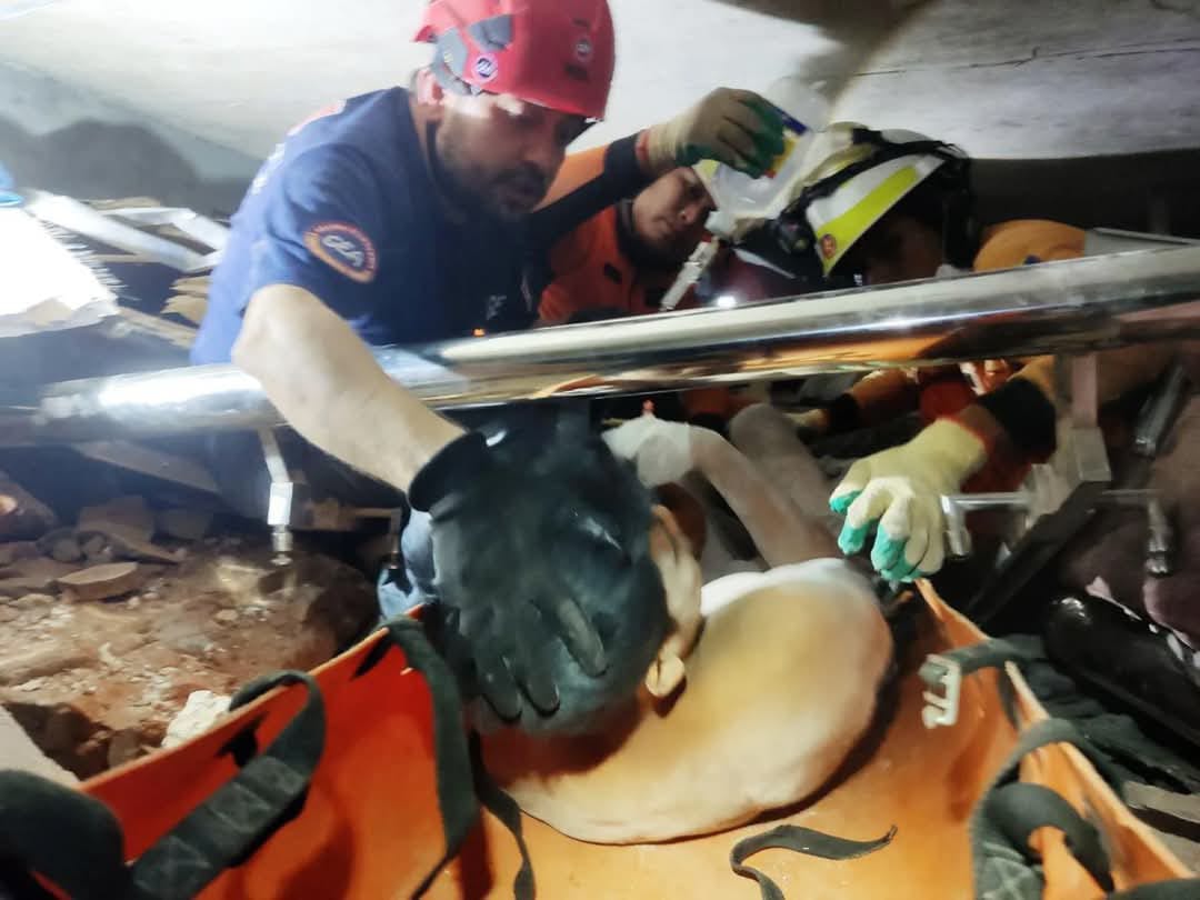 🔴 Türk arama kurtarma ekibi Myanmar'da beş gündür göçük altında olan bir kişiyi kurtardı. 

▪️Çalışma; başkent Nepido'daki Ottarathiri'de gerçekleştirildi.