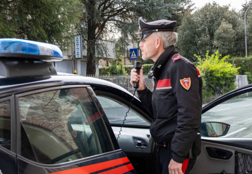anfdilucca's tweet photo. #Lucca: tenta di truffare due anziani fingendosi carabiniere, arrestato 34enne.

Grazie all’intervento tempestivo dei veri #Carabinieri, il truffatore è stato bloccato e arrestato mentre cercava di farsi consegnare denaro e gioielli.

Leggi l'articolo👇

https://t.co/ycFm9kqK6K https://t.co/mpKd87v3JD