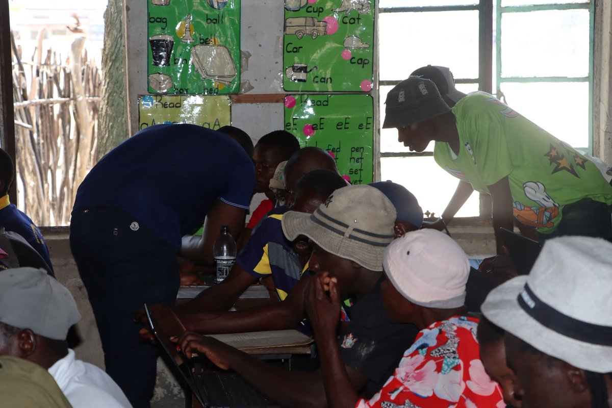 SkillsAuditDvt's tweet image. Hundreds of participants in Chitekete Constituency, Gokwe, are gaining vital computer essentials and word processing skills in a training spearheaded by the Ministry of @SkillsAuditDvt and Ministry of @MICTPCS_ZW 

#DigitalZim #SkillsForIndependence #EmpoweringCommunities