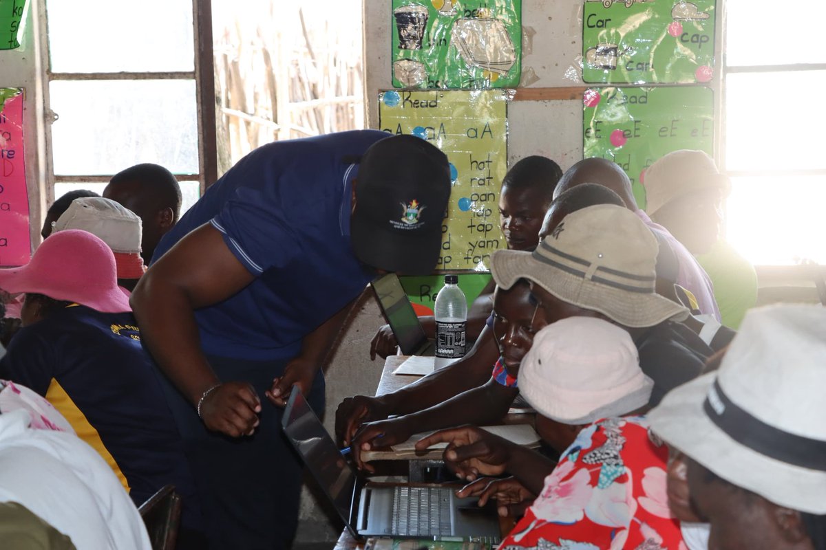 SkillsAuditDvt's tweet image. Hundreds of participants in Chitekete Constituency, Gokwe, are gaining vital computer essentials and word processing skills in a training spearheaded by the Ministry of @SkillsAuditDvt and Ministry of @MICTPCS_ZW 

#DigitalZim #SkillsForIndependence #EmpoweringCommunities