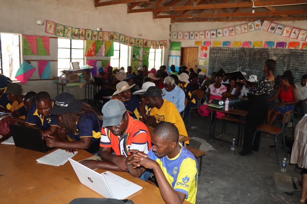 SkillsAuditDvt's tweet image. Hundreds of participants in Chitekete Constituency, Gokwe, are gaining vital computer essentials and word processing skills in a training spearheaded by the Ministry of @SkillsAuditDvt and Ministry of @MICTPCS_ZW 

#DigitalZim #SkillsForIndependence #EmpoweringCommunities