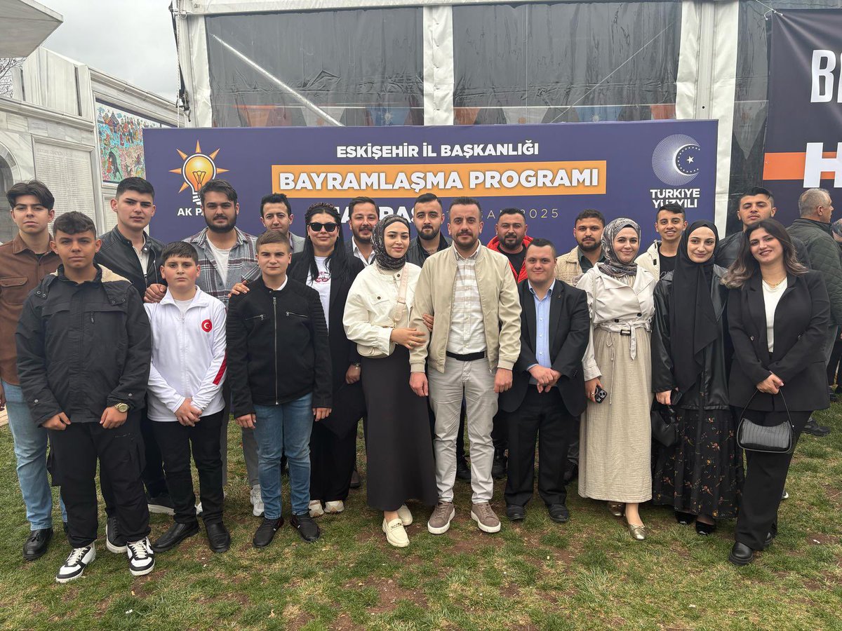 Milletvekillerimiz, MKYK üyelerimiz, il ve ilçe başkanlarımız ve teşkilat mensuplarımızla, Ramazan Bayramı’nın huzurunu ve coşkusunu paylaştığımız Geleneksel Bayramlaşma Programı’nda bir araya geldik.

Birlik ve kardeşlik içinde, nice bayramlara! ✨