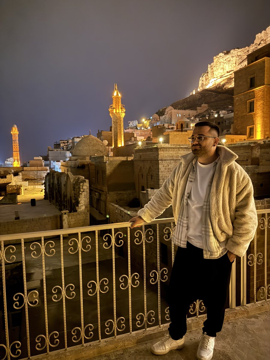 Gecesi gerdanlık, gündüzü seyranlık olan şehirdeyiz.