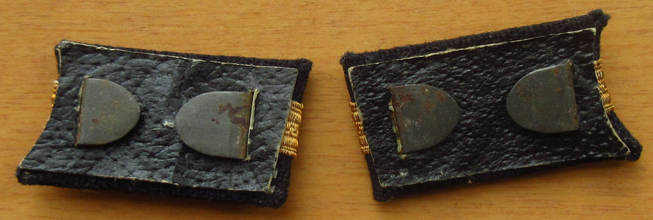 日本海軍中尉の襟章になります。
裏面がホックとなっており、
上衣襟にかがり糸を縫い付けて、
それに挿入して固定する仕様です。