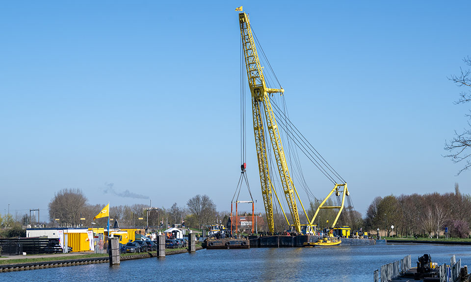 Op 1 april werd de Schotdeurensebrug in Arkel teruggeplaatst. Door de goede samenwerking tussen o.a. Zuid-Holland, <a href="/ProvUtrecht/">Provincie Utrecht</a>,  <a href="/Mourikgroep/">Mourik</a>  en <a href="/AnteaGroupNL/">Antea Group NL</a> zijn de bruggen straks weer helemaal klaar voor de toekomst.  #infrastructuur #samenwerking #bruggen #Merwedekanaal