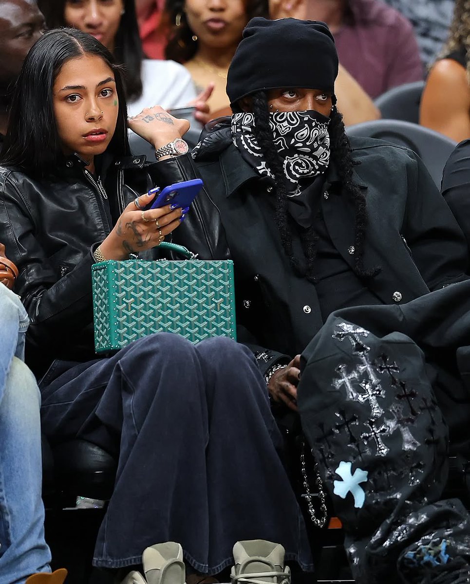 simonsaysdrip's tweet photo. Playboi Carti & Gio Courtside at the Hawks Game ππ₯
Carti pulls up in full Chrome Hearts, while Gio keeps it stylish with a Goyard bag. Courtside flex at its finest.
Photo by @ATLHawks
#PlayboiCarti #ChromeHearts #Goyard #NBA #HawksGame #Courtside #Atlanta https://t.co/cQjqrMIaFW