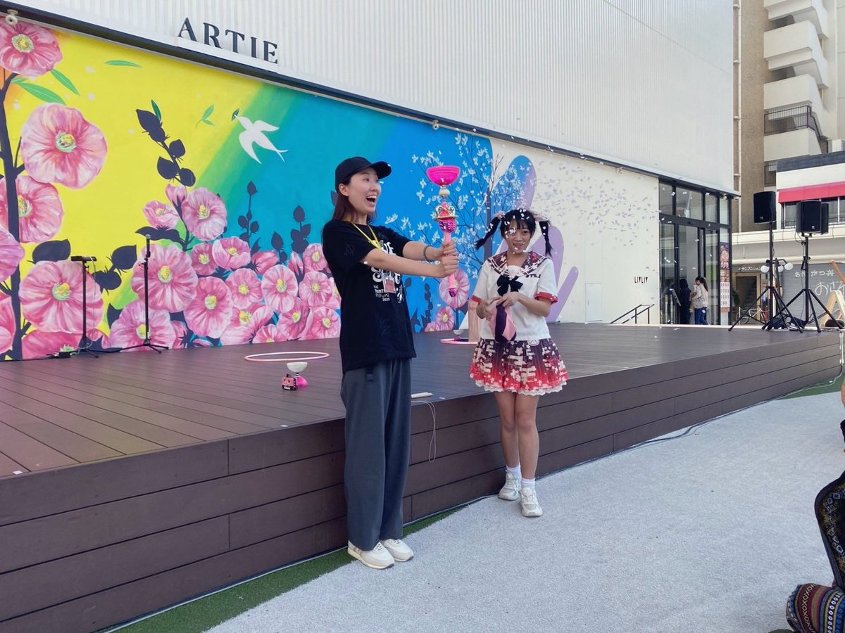 Nagai_Marina's tweet image. 屋外ステージでは、台湾のディアボロ＆ジャグリングアーティストLaylayさんのパフォーマンスを拝見！
魔法のステッキを持たせていただきました🪄
ちいさな一点の上、細い糸の軌道に従って高速回転するディアボロに感動。
#CCCFF2025
#Laylay
