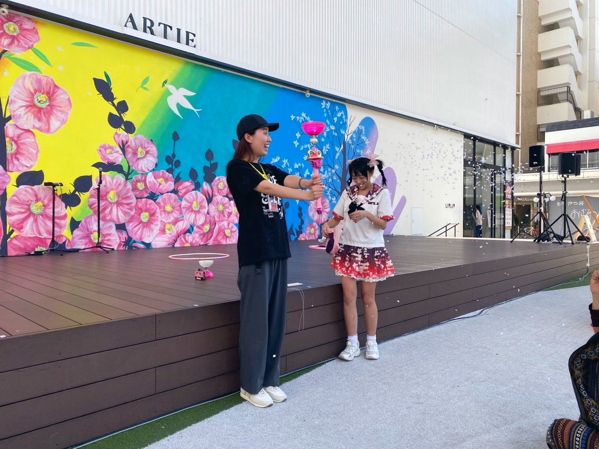 Nagai_Marina's tweet image. 屋外ステージでは、台湾のディアボロ＆ジャグリングアーティストLaylayさんのパフォーマンスを拝見！
魔法のステッキを持たせていただきました🪄
ちいさな一点の上、細い糸の軌道に従って高速回転するディアボロに感動。
#CCCFF2025
#Laylay