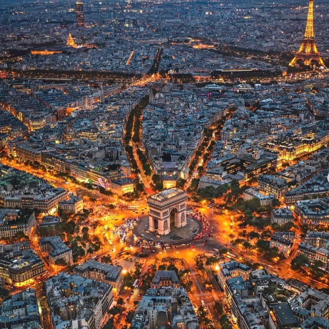 🇫🇷 Cette sublime photo de Paris, avec l’Arc de Triomphe et la Tour Eiffel ! Très belle journée à tous ! 🍀 

📸 world_walkerz