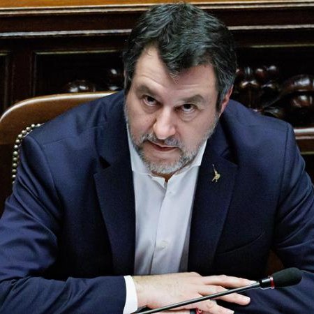 leo_cecchi91's tweet photo. Se una disgrazia politica l'Italia ha avuto, questa è senza dubbio Matteo Salvini. E lo dico davvero fuori da ogni schema retorico.

Una scheggia impazzita che da giorni sta indebolendo la posizione italiana provando a scalzare lo stesso Ministro degli Esteri e la Presidente del Consiglio, chiamando lui - a nessun titolo - esponenti di un Governo ormai ostile nei nostri confronti, quello statunitense, il quale è ben felice di usare la Lega come cavallo di Troia.

Una scheggia impazzita che oggi (stra)parla dicendo che l'Ue non deve "vendicarsi" e rimettere a sua volta dazi, facendo finta di non capire che non farlo significherebbe esporre i nostri produttori al dissesto e le nostre economie ad un drogaggio di import.

Una scheggia impazzita che va spudoratamente mentendo agli italiani, sostenendo che si possano fare trattative individuali con gli USA. Il signore è stato europarlamentare per decenni e sa benissimo che la delega è europea, quindi se non vogliamo perdere ogni rapporto con l'Ue non possiamo farlo.

La cattiva politica, se avesse un nome, sarebbe il suo.
E quasi dispiace la durezza del messaggio, ma davvero ormai questa persona non ha più nessuno scrupolo e occorre dire le cose come stanno.