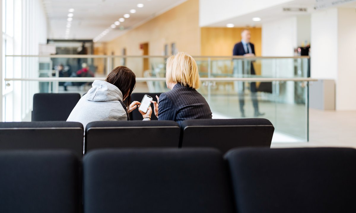 Olemme julkaisseet laajan tietopaketin ”Lapsi tai nuori oikeudessa”, joka vastaa alaikäisten kysymyksiin oikeudenkäynneistä esim. kun joutuu rikoksen uhriksi, on rikoksen silminnäkijä tai joutuu syytteeseen rikoksesta. Tutustu tuomioistuimet.fissä: tuomioistuimet.fi/fi/index/asiat…