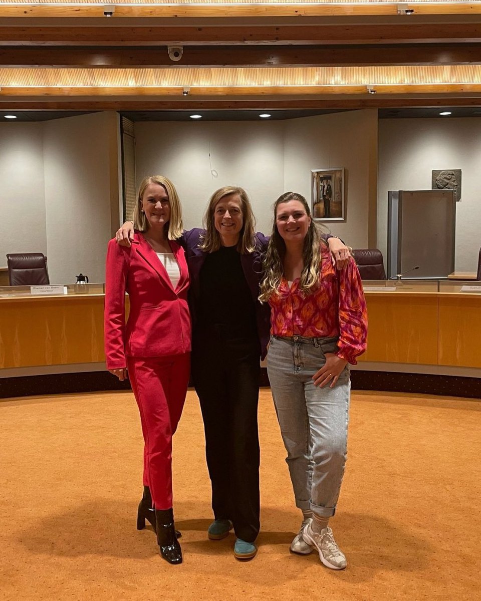 CDAZwolle's tweet image. Trots dat ons initiatiefvoorstel ‘Bouwen aan je toekomst’ is aangenomen! CDA-Fractievoorzitter @lauravdgiessen, D66 Raadslid @LizetKlNagelv en CU Raadslid @KlariskaN hebben hard gewerkt om dak- en thuisloze jongeren een betere toekomst te bieden. We kijken uit naar de resultaten.