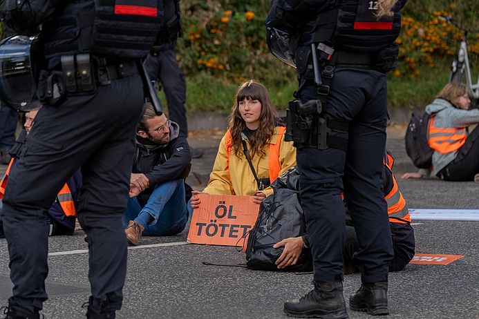 medico international (@nothilfe) on Twitter photo Die #Klimakrise eskaliert und mit ihr die Repression gegen Klimaaktivist:innen. <a href="/carla_hinrichs_/">Carla Hinrichs - Widerstand oder Katastrophe</a> und Rechtsanwalt Peer Stolle über die Anklage von fünf Mitgliedern der Letzten Generation als kriminelle Vereinigung – und worauf es jetzt ankommt.
medico.de/blog/klima-der… Die #Klimakrise eskaliert und mit ihr die Repression gegen Klimaaktivist:innen. <a href="/carla_hinrichs_/">Carla Hinrichs - Widerstand oder Katastrophe</a> und Rechtsanwalt Peer Stolle über die Anklage von fünf Mitgliedern der Letzten Generation als kriminelle Vereinigung – und worauf es jetzt ankommt.
medico.de/blog/klima-der…