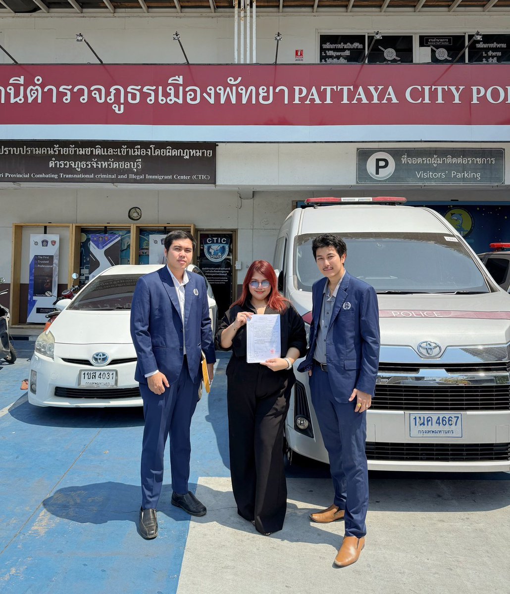 thedailybkk's tweet photo. "บิว-จักรพันธ์" เอาจริง ดำเนินคดีชาวเน็ต ละเมิดสิทธิศิลปิน เดินหน้าทางกฎหมายเต็มรูปแบบ

#Beyourluve #Buildjakapan
#บิวจักรพันธ์

หลังจากที่บิว-จักรพันธ์ ศิลปินในสังกัด Build Your Love For You ได้ออกมาชี้แจงเกี่ยวกับคดีความที่ยืดเยื้อ พร้อมพิสูจน์ความบริสุทธิ์ผ่านกระบวนการยุติธรรม แต่ยังคงถูกพาดพิงและโยงเข้ากับกระแสดราม่าบนโลกออนไลน์อยู่บ่อยครั้ง ล่าสุดค่ายต้นสังกัดได้ออกแถลงการณ์ยืนยันถึงการดำเนินคดีทางกฎหมายกับบุคคลหรือกลุ่มบุคคลที่สร้างความเสียหายแก่ศิลปิน

โดยค่ายฯได้มอบหมายให้ สำนักงานกฎหมายโพธิ นิติ อินเตอร์ลอว์ แอนด์ แอคเค้าน์ติ้งเป็นตัวแทนทางกฎหมายในการดำเนินคดีต่อผู้ที่เผยแพร่ข้อมูลเท็จ หมิ่นประมาท หรือสร้างความเสียหายแก่ศิลปินและค่ายฯผ่านช่องทางออนไลน์

ในแถลงการณ์ระบุว่า คดีที่เกิดขึ้นก่อนหน้านี้ได้รับการดำเนินการตามกฎหมายเป็นที่เรียบร้อยแล้ว ส่วนกรณีล่าสุด ขณะนี้อยู่ระหว่างการรวบรวมหลักฐานเพื่อดำเนินคดีเพิ่มเติม และสำหรับกรณีที่อาจเกิดขึ้นในอนาคต ทางค่ายยืนยันว่าจะเดินหน้าทางกฎหมายอย่างจริงจังและต่อเนื่อง

นอกจากนี้ค่ายฯยังเน้นย้ำถึงความจำเป็นในการใช้โซเชียลมีเดียอย่างสร้างสรรค์ พร้อมเตือนว่าการเผยแพร่ข้อมูลอันเป็นเท็จหรือการใช้โซเชียลเป็นเครื่องมือทำร้ายผู้อื่น อาจนำไปสู่การดำเนินคดีทางกฎหมายได้

ทั้งนี้ทางค่ายฯ จะมีการแจ้งความคืบหน้าเกี่ยวกับการดำเนินการทางกฎหมายให้ทราบเป็นระยะต่อไป

รูปภาพเพิ่มเติม👉https://t.co/GCUkVssW1k
