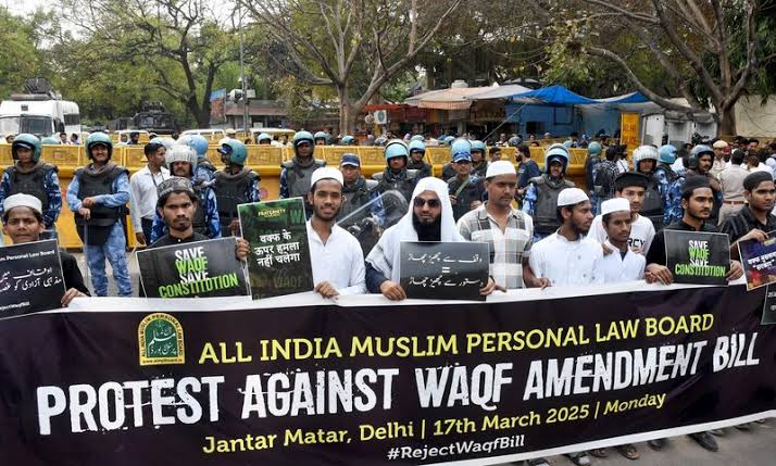 Sayyada_Razia01's tweet photo. All people of India who value peace &amp; harmony unite against the div!sive pólitics of h@te perpetuating by the BJ₱. 

We must raise our voice against #WaqfAmendmentBill #WaqfBoard #Waqf #RejectWaqfBill https://t.co/DFC15wLf7f