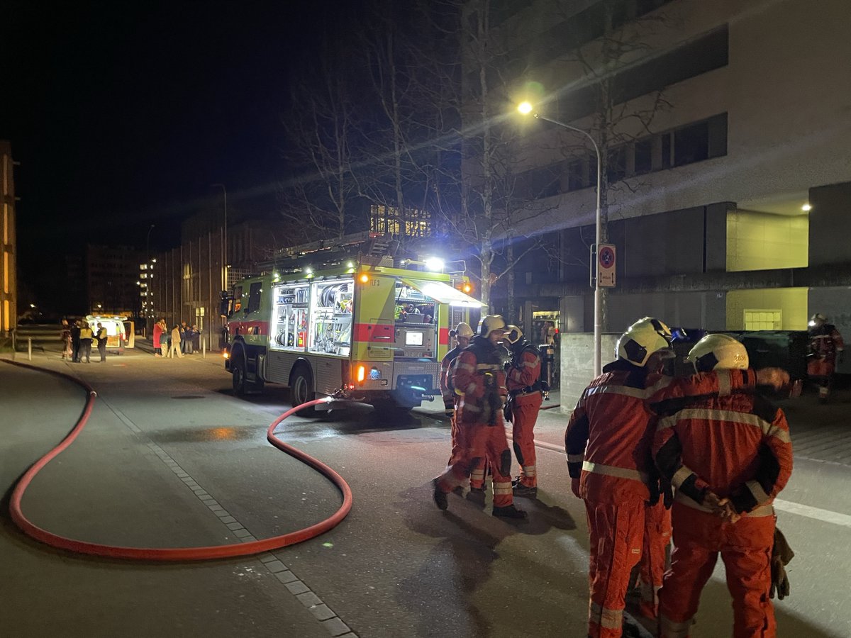 Am frühen Mittwochmorgen ist in einer Wohnung im Kreis 11 ein #Brand ausgebrochen. Die Feuerwehr konnte die #Flammen rasch und erfolgreich bekämpfen. Zwei Personen wurden durch die Sanität hospitalisiert. Zur #Medienmitteilung: bit.ly/43Ai6jJ