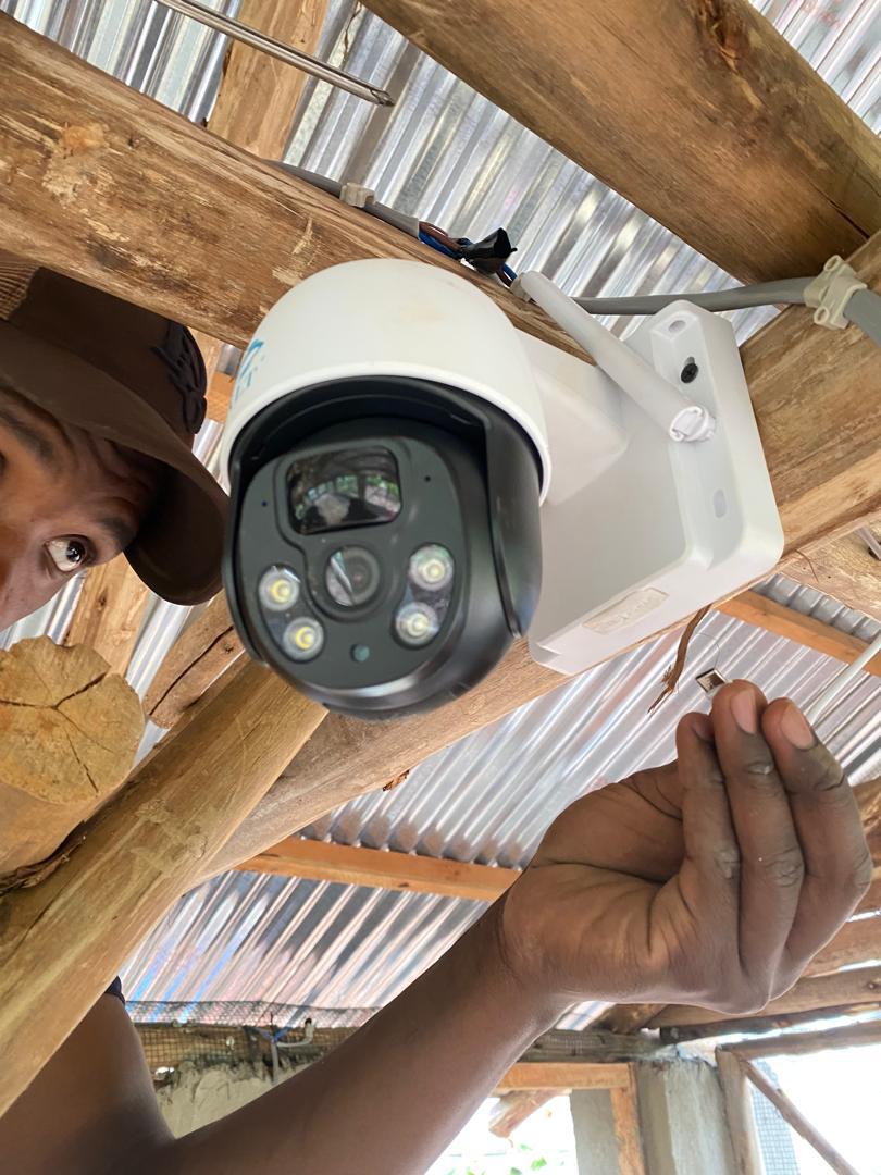 isbasystemsug's tweet image. Why choose solar-powered CCTV? 🌞📹

✔️24/7 security, even during blackouts
✔️No electricity bills – powered by the sun!
✔️Reliable in remote areas
✔️Eco-friendly &amp;amp; cost-effective
Secure your home &amp;amp; business the smart way!⚡
#SolarCCTV #SecurityAnywhere #GoGreen