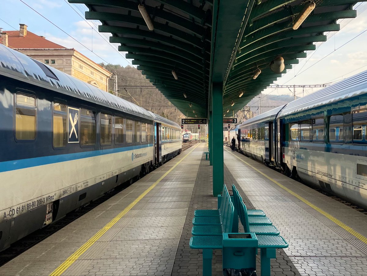 AndreasWiede's tweet image. The #Zurich🇨🇭 to #Prague 🇨🇿 overnight service via #Dresden 🇩🇪 has become a #SleeperAndEater train early in the morning: a Czech #ČD @ceskedrahy_ @_DiningCar has been added to the consist: an ideal place to enjoy a freshly cooked #breakfast ☕️🍳 as we pass along #Elbe #Labe river.