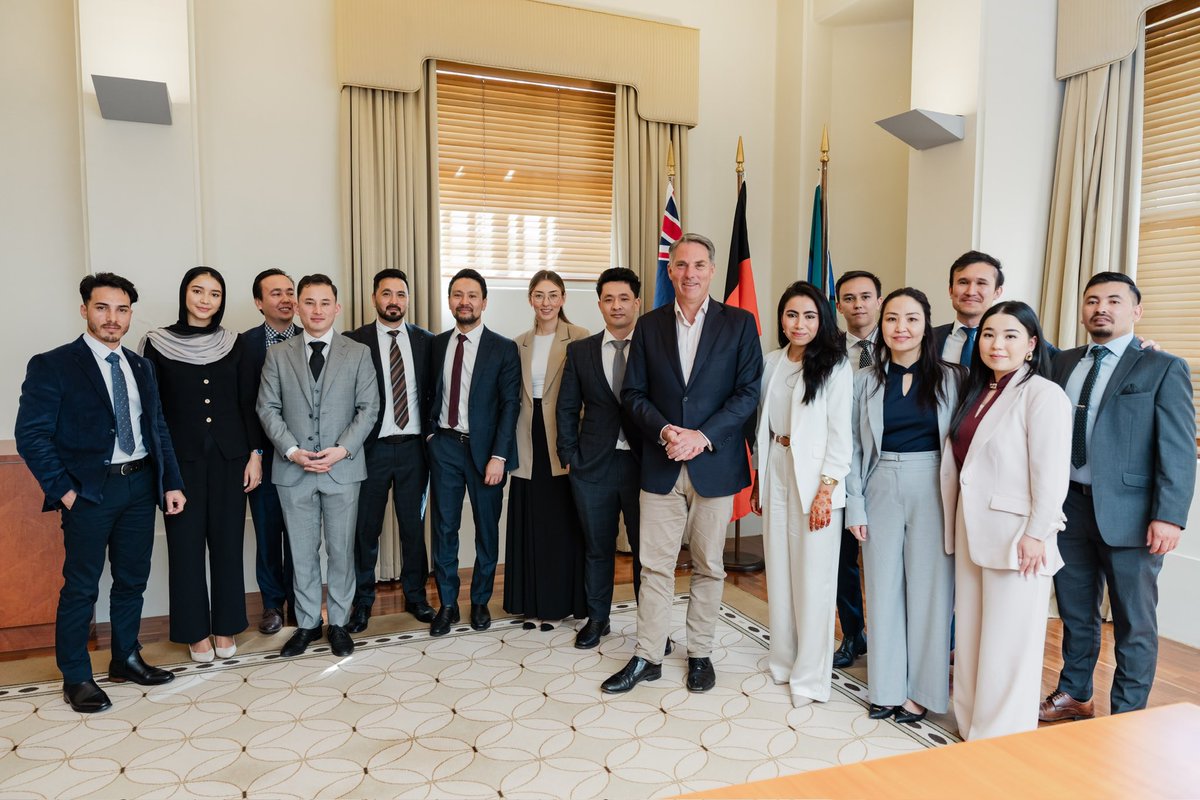sitarah_m's tweet image. Today, 15 lawyers from the @AusHazaraLegal had a productive discussion with the Deputy Prime Minister of Australia, @RichardMarlesMP. 

We appreciate his time and commitment to fostering meaningful dialogue.