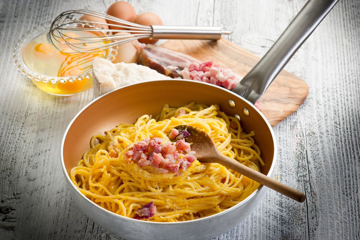 L’84% è pronto a cucinare la #Carbonara con un formato di pasta meno tradizionale! Le linguine dominano (26,5%), seguite da sedani (12,6%) e vermicelli (10,4%). Ma i giovani (18-29 anni) osano di più: ravioli, conchiglie e orecchiette. E voi? 🤔 #FormatoCarbonara #CarbonaraDay