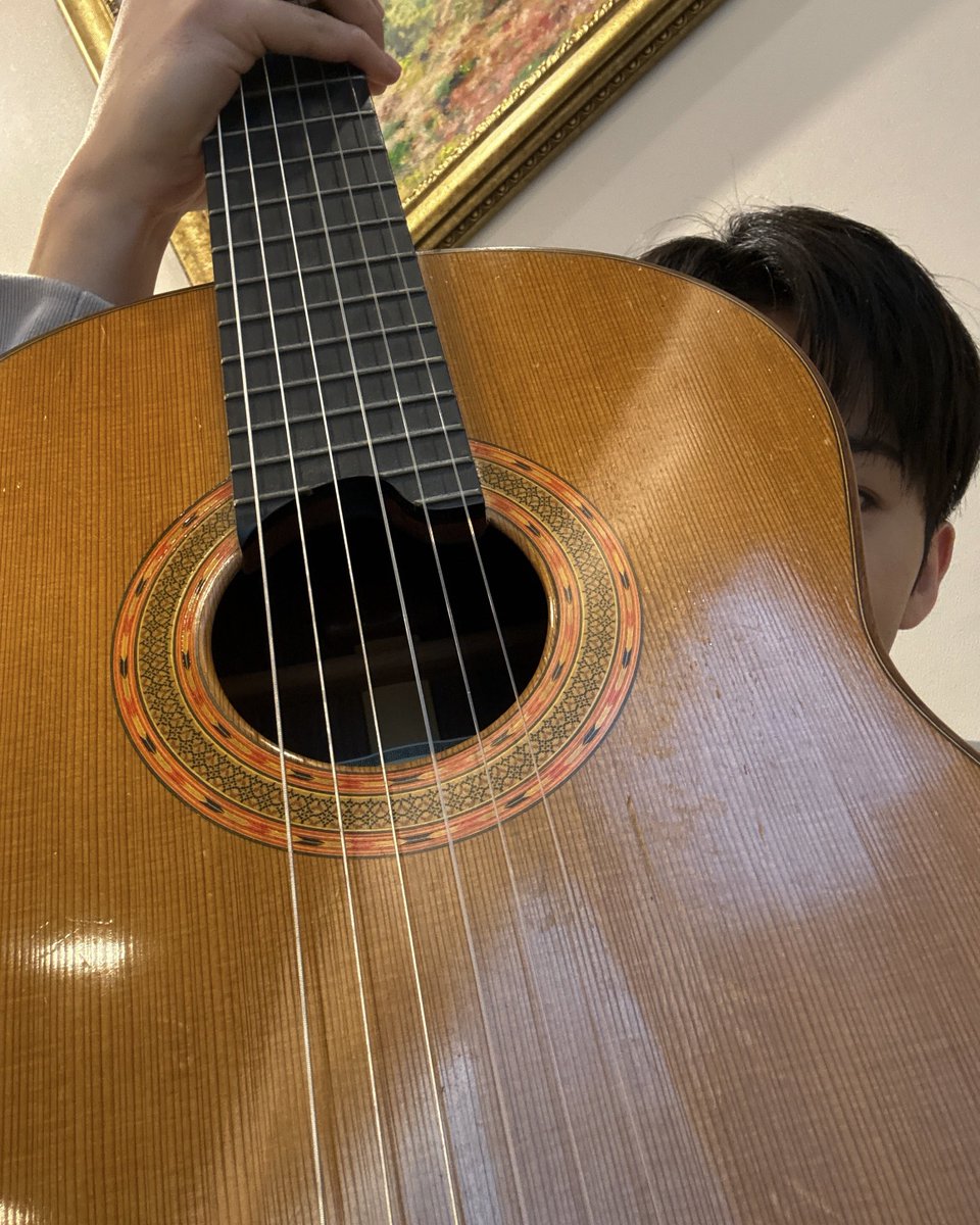 Ieemarkees's tweet image. mark playing the guitar