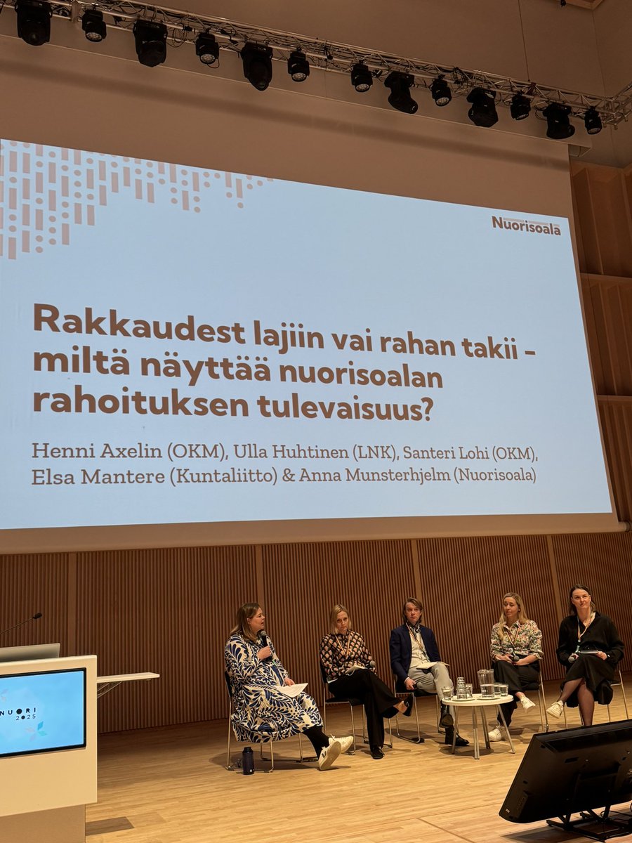 Keskustelua rahasta, joka  nuorisotyössä tarpeen. Tiukkaa ja uhkia on, nuorisotyökin luupin alla. Normikiristyksillä ei asia ratkea.Panelistit lähes yhtä mieltä, että leikkauksia myös saatu torjuttua.Kuntien heikentyvä taloustilanne haastaa.

<a href="/Kuntaliitto/">Kuntaliitto | Kommunförbundet</a> @elsamantere 
#nuori2025