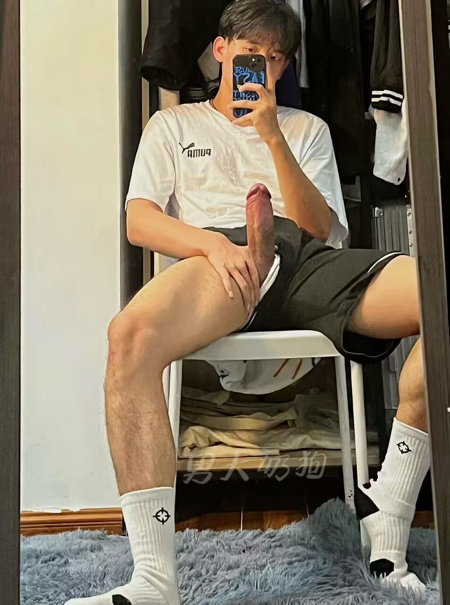 你的新身份是男大的飞机杯，我的大鸡吧插满你的嘴巴和骚逼开始调教驯服你.
想被弟弟操的来报名一下！