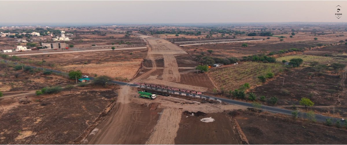 dronemanYT's tweet photo. Surat Chennai Expressway Work started in Maharashtra State.
Package-14, 36.4 km , Akkalkot near MH-KA Border
Contractor - GR Infraprojects Ltd.

in most of the locations Earthwork was going on.

FUll Video - https://t.co/tuq9QsaPT1

#Surat_Chennai_Expressway https://t.co/S84Pwun1ul